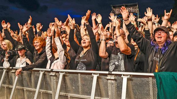 Das Feuertanz Open Air wird auf der mittelfränkischen Burg Abenberg ausgetragen. Im Schatten der historischen Gemäuer finden sich am 23. und 24. Juni wieder Fans von Mittelalter- und Folkrock-Klängen ein. An Bord sind dieses Jahr u. a. In Extremo, Feuerschwanz, Mr. Hurley & die Pulveraffen und Gossenpoeten.