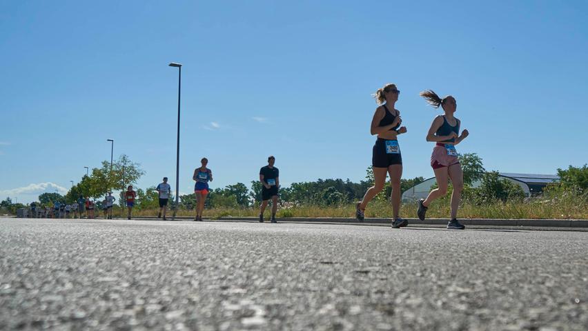 Glückliche Läufer, wichtige Helfer: Die Bilder vom Metropolmarathon 2022 in Fürth