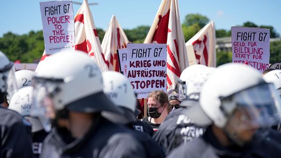 Proteste gegen G7-Gipfel: Fast für jeden Demonstranten gibt es einen Beamten