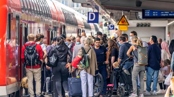 Wegen 9-Euro-Ticket überfüllt: Polizei muss bei Zugräumung helfen und wird angegriffen