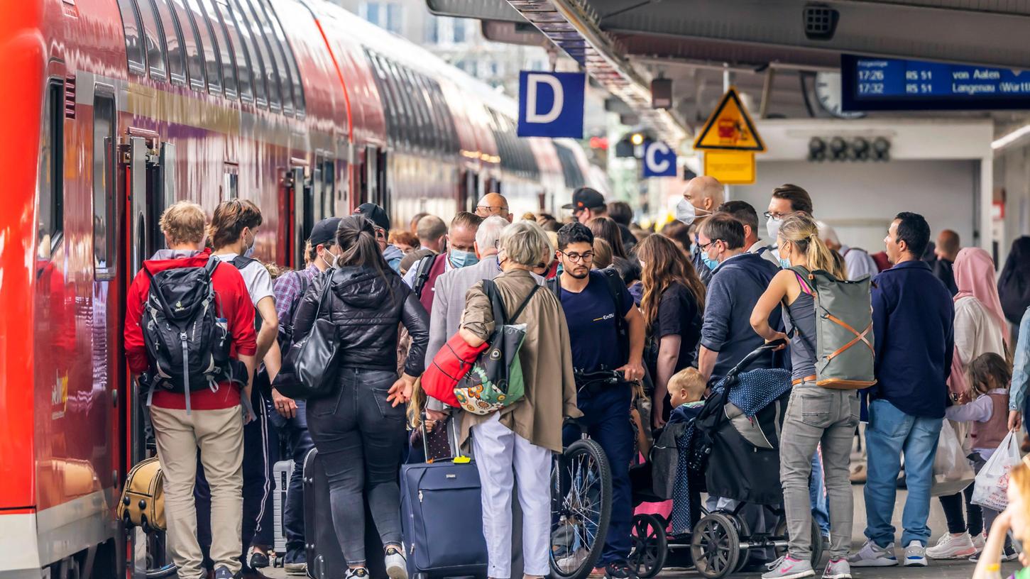 Nachdem ein Zug, vermutlich aufgrund des 9-Euro-Tickets, so überfüllt war, dass er geräumt werden musste, bat die Deutsche Bahn die Polizei um Unterstützung. Später wurden zwei Personen festgenommen.