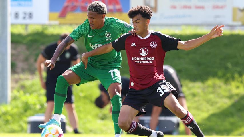 Der junge Linksverteidiger Nathaniel Brown hatte im Zweikampf mit Alex Santana Schwerstarbeit zu verrichten. Der junge Linksverteidiger Nathaniel Brown hatte im Zweikampf mit Alex Santana Schwerstarbeit zu verrichten.