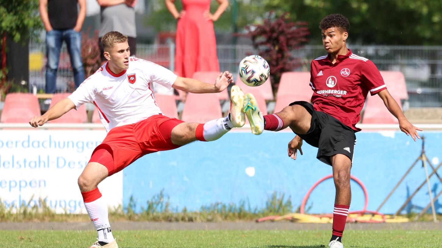 Der ASV um Henrik Brueggen Brüggen (li.) zeigte wie in dieser Szene gegen Jermain Nischalke keine Furcht vor der Club-U23, kassierte jedoch fünf Gegentore.
Der ASV um Henrik Brueggen Brüggen (li.) zeigte wie in dieser Szene gegen Jermain Nischalke keine Furcht vor der Club-U23, kassierte jedoch fünf Gegentore.
