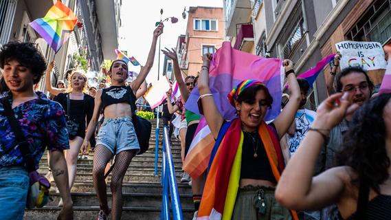 Verbotene "Pride Parade" in Istanbul: Über 200 Menschen festgenommen