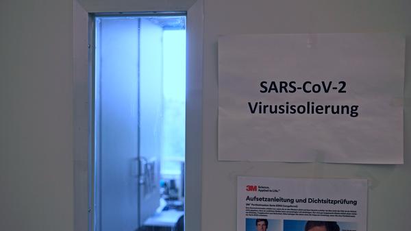 Zu den Aufgaben des LGL-Labors gehören neben der zentralen Bioterror-Diagnostik in Bayern auch die Tuberkulose-Diagnostik im Freistaat. Mit Fällen der gefährlichen Krankheit haben es die Experten fast täglich zu tun. "Corona hat unseren Arbeitsalltag aber auch hier extrem verändert", sagt Labor-Leiter Hörmansdorfer. In der Spitze bis zu 6000 Proben pro Tag wurden ausgewertet. Für die Forschung wird das Coronavirus auch immer wieder isoliert, die Genomsequenzierung gehört zum Standardprogramm. Immer wieder überprüfen die Experten auch Verdachtsfälle auf Bioterror. Besonders häufig geht es dabei um Anthrax. "2001 rund um 9/11 hatten wir innerhalb von drei Monaten fast 1000 Proben", sagt Hörmansdorfer. Inzwischen seien es deutlich weniger. "Tatsächlich war noch keine positiv."