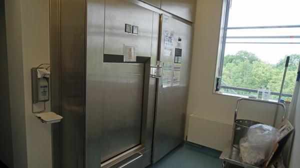Das System im Labor selbst ist ausgeklügelt. Abwasser wird unter Druck auf über 100 Grad erhitzt, in diesem sogenannten Autoklaven wird Müll bei 134 Grad sterilisiert.