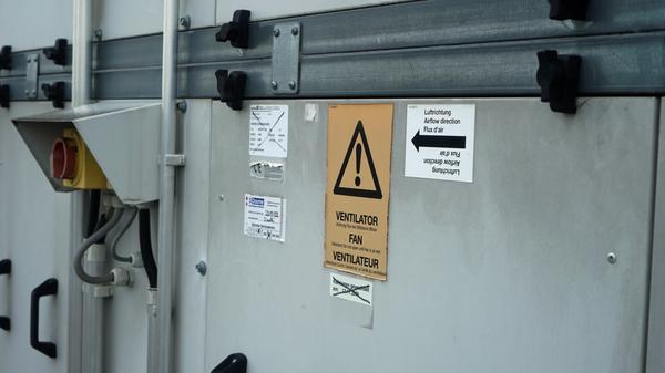 Für den Fall der Fälle wird die Luft aber durch virendichte HEPA-Filter geleitet und gereinigt. Das System im Labor ist redundant ausgelegt. Das heißt: Fällt einer der großen Ventilatoren für die Luftreinigung aus, springt ein zweites Gerät ein.