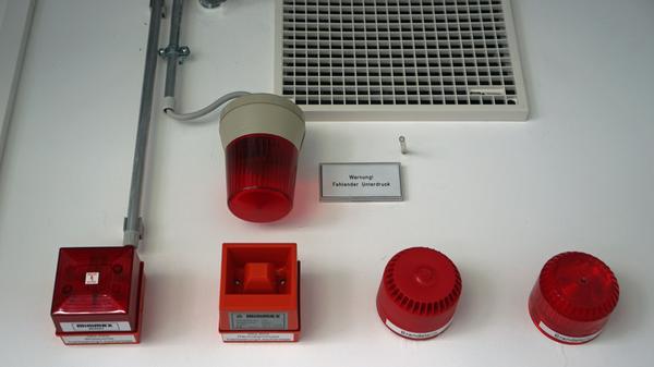 Stimmt etwa der Unterdruck nicht, schlagen Sensoren Alarm. "Wir hatten noch keine sicherheitsrelevanten Zwischenfälle", erklärt Hörmansdörfer. Die größte Gefahr geht von einer Laborinfektion aus - etwa bei mangelnder Hygiene. Tatsächlich kam das in Oberschleißheim noch nie vor.
