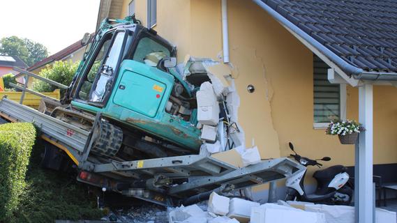 Schock in Passau: Bagger stürzt in Einfamilienhaus - sechsstelliger Schaden