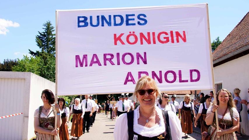 Marion Arnold vom Sport-Schützenverein Mitteleschenbach auf dem Weg zur Bundeskönigin 2022.