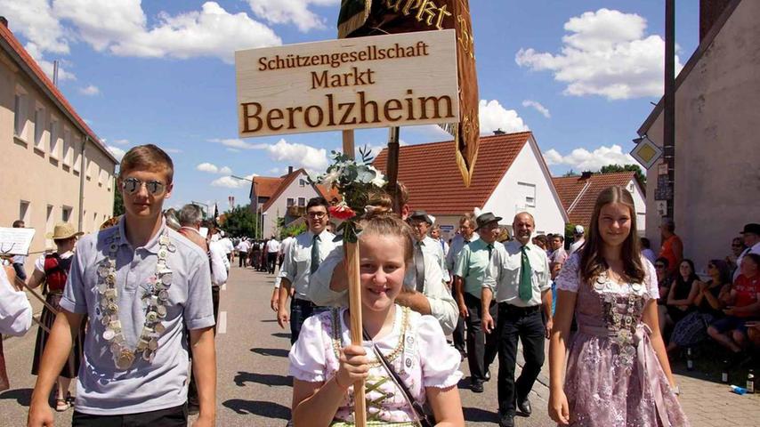 Stolz präsentierten die Schützen aus Markt Berolzheim ihre königlichen Hoheiten.