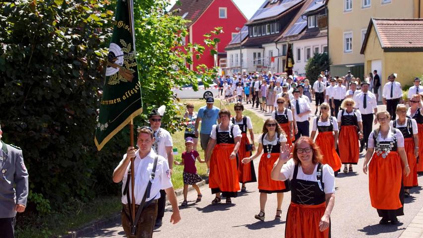 Bei dem großen Festumzug zum 100-jährigen Bestehen des Schützenvereins 1922 Unterwurmbach waren circa 2000 Teilnehmer dabei.