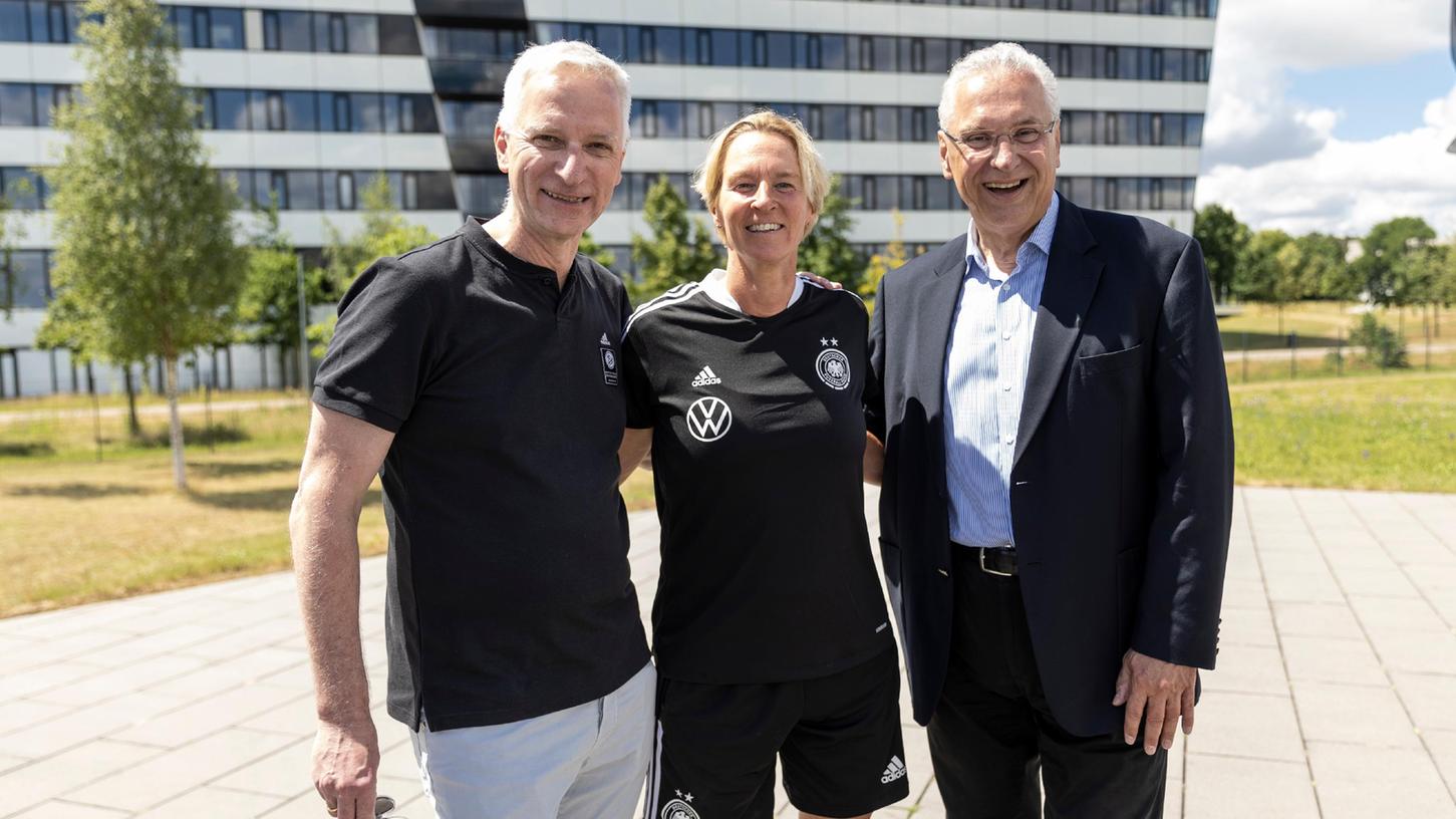 Bayerns Innenminister Joachim Herrmann mit Bundestrainerin Martina Voss-Tecklenburg und Aidas-Vertriebsvorstand Roland Auschel (von rechts).