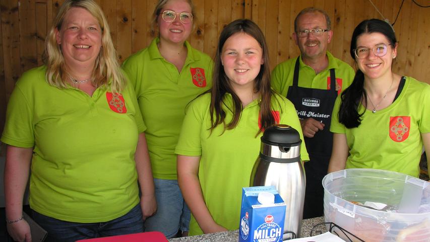 Die Mitglieder des Heimat- und Gartenbauvereins versorgten die Gäste des "Tags der offenen Gartentür" in Sausenhofen mit Essen, Getränken und vielen Informationen.
