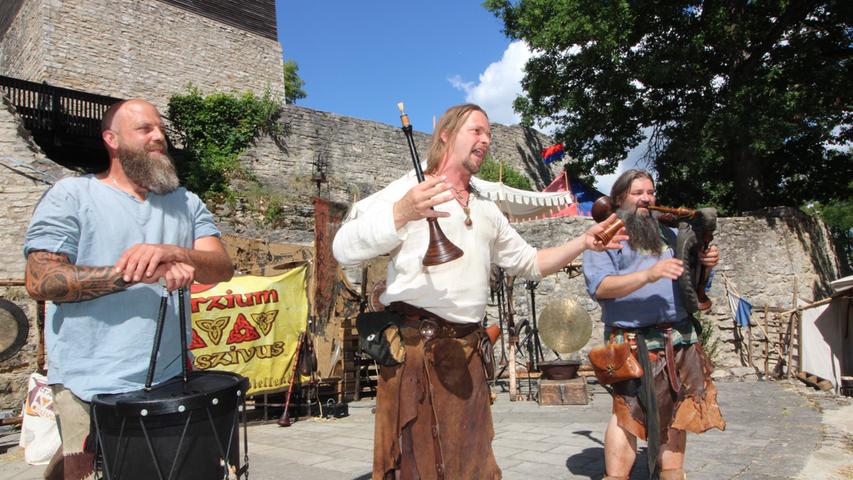 Hexe, Geist und Feuershow: So war das 8. Historische Burgfest in Treuchtlingen