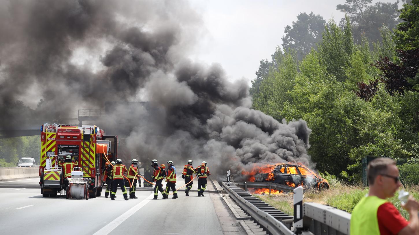 Auto in Flammen: Pkw brennt auf A3 bei Behringersdorf ab
