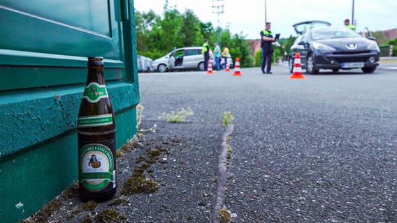 Betrunkenen Beifahrer im Wagen zurückgelassen: Mann flieht nach Panne auf fränkischer Autobahn
