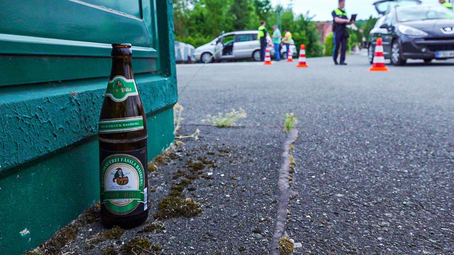 Einen betrunkenen Mann und ein Auto mit leeren Bierflaschen fanden Polizisten auf dem Standstreifen der A73. (Symbolbild)