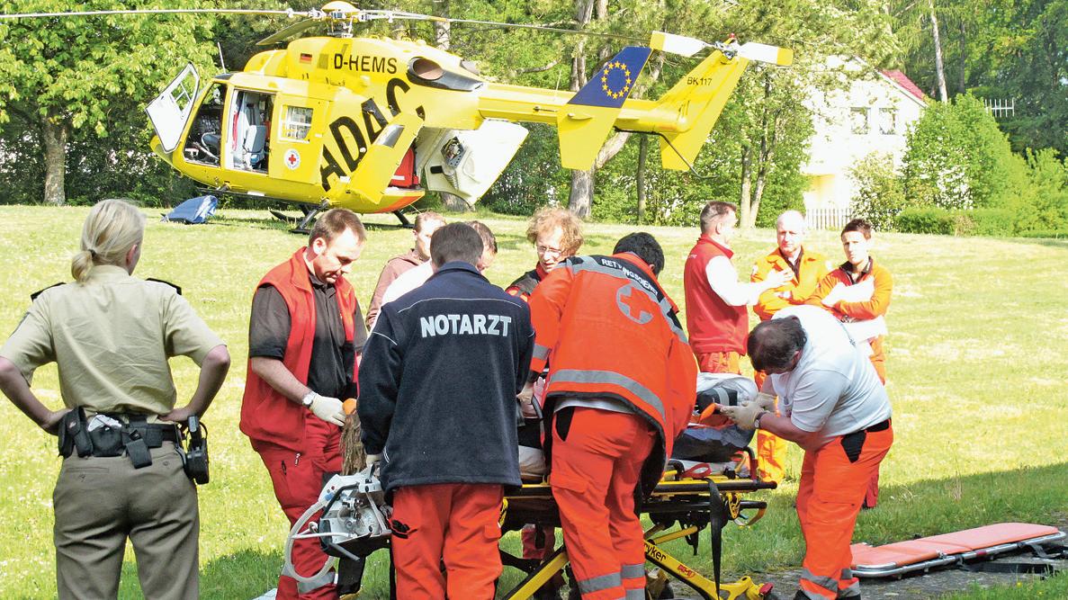 Überstunden und Mehrbelastungen: Das Bayerische Rote Kreuz klagt auf einer Tagung in Nördlingen über wachsenden Druck auf Rettungskräfte.