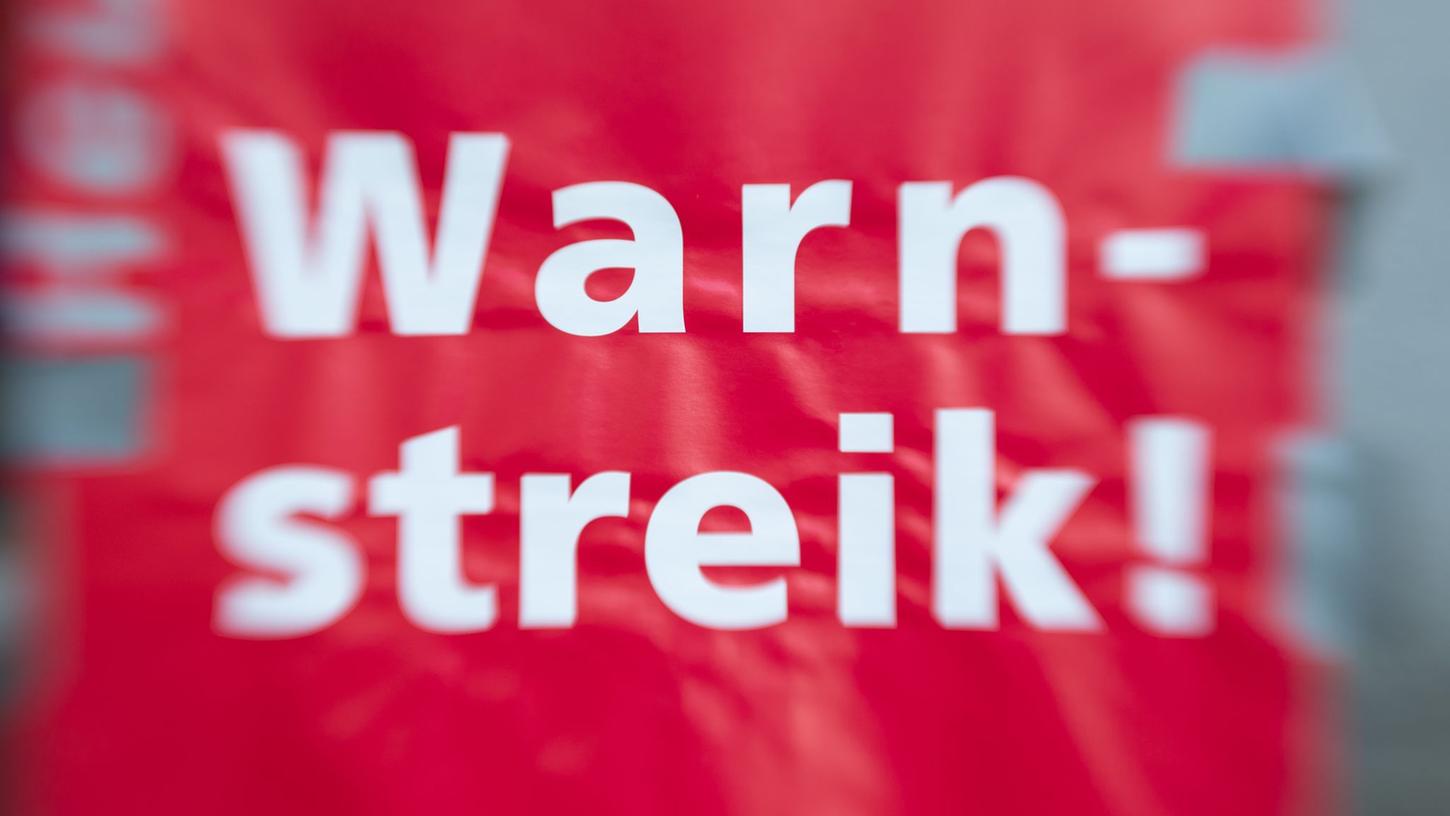 Die Dienstleistungsgewerkschaft Verdi hat die rund 11.000 Mitarbeiterinnen und Mitarbeiter der Geld- und Wertdienste zu Warnstreiks aufgerufen.
Die Dienstleistungsgewerkschaft Verdi hat die rund 11.000 Mitarbeiterinnen und Mitarbeiter der Geld- und Wertdienste zu Warnstreiks aufgerufen.