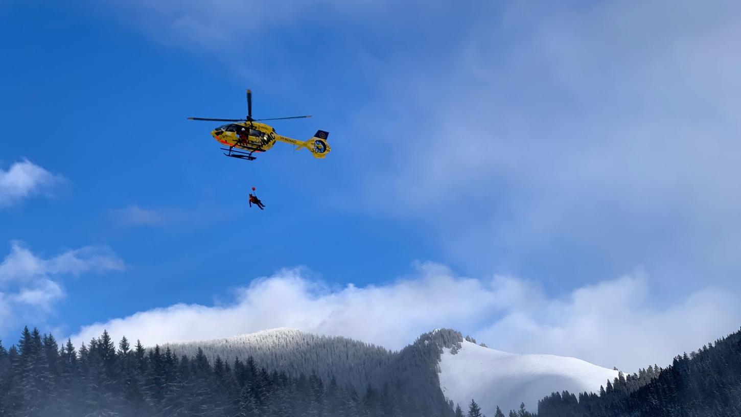Auf Wetter wie bei dieser Rettungsaktion warten die Einsatzkräfte in den Berchtesgadener Alpen derzeit sehnsüchtig. Aufgrund der schlechten Witterung musste die Suche nach einem am Hochkalter verunglückten Bergsteiger mehrmals unterbrochen werden. Auf Wetter wie bei dieser Rettungsaktion warten die Einsatzkräfte in den Berchtesgadener Alpen derzeit sehnsüchtig. Aufgrund der schlechten Witterung musste die Suche nach einem am Hochkalter verunglückten Bergsteiger mehrmals unterbrochen werden.