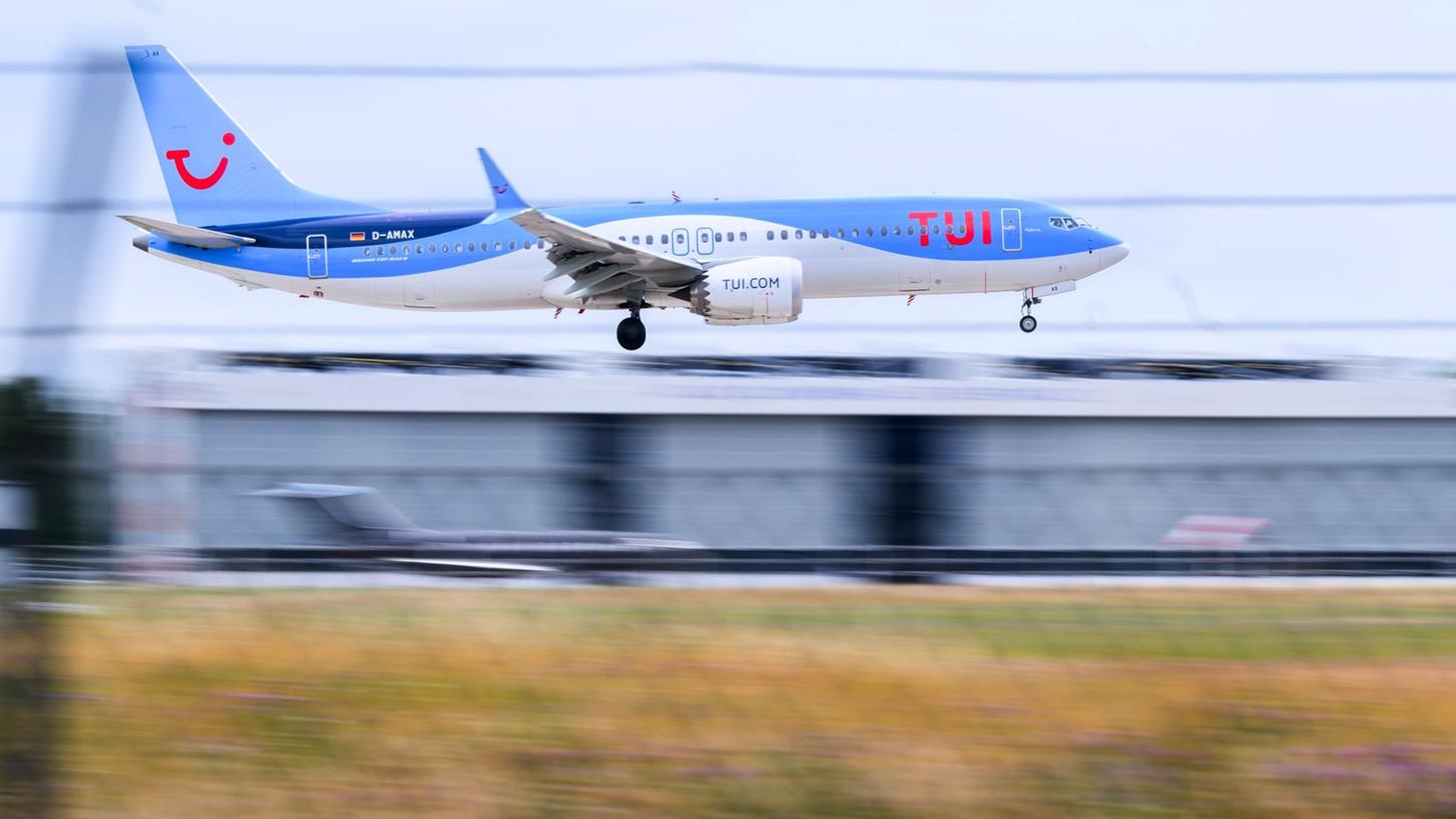 Eine Boeing von Tuifly landet von Palma de Mallorca kommend am Flughafen Hannover.