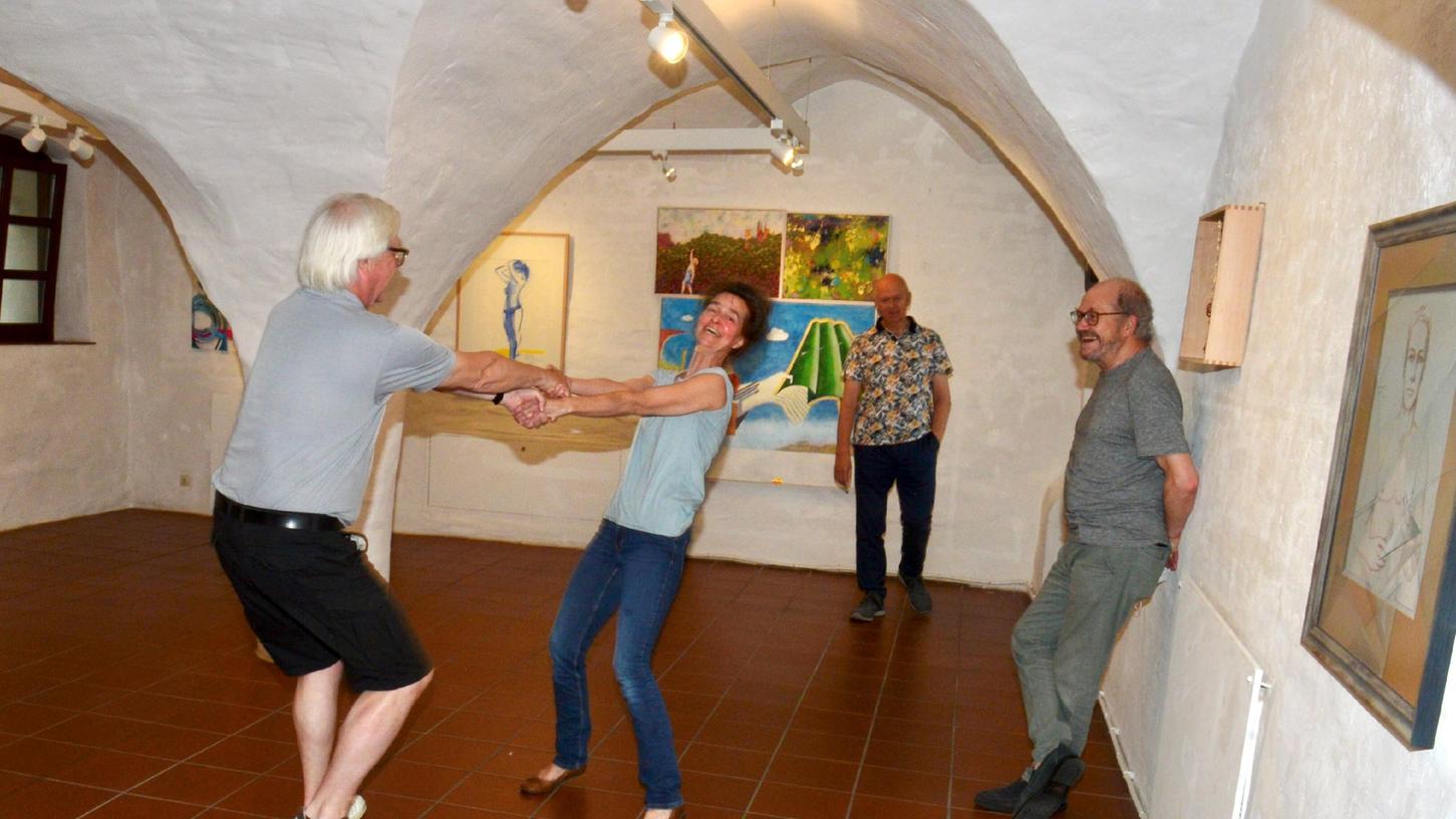 Sibylle Falkenberg und Manfred Hürlimann tanzen begeistert "im Flow", Künstlerbund-Chef Frank Hegewald (hinten) und Walter Thaler (rechts) schauen zu.  
