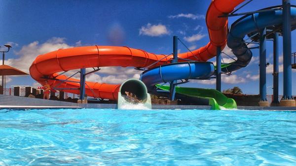 Der Eintritt in einen Spaß-Wasserpark mit vielen Rutschen liegt etwa im Aquacolors auf Istrien für die Familien-Tageskarte bei etwas über 100 Euro, das sind nur wenige Euro mehr als 2019. Die Eintrittspreise sind bislang nur moderat gestiegen - auch ohne Corona hätten sie sich ähnlich verteuert.