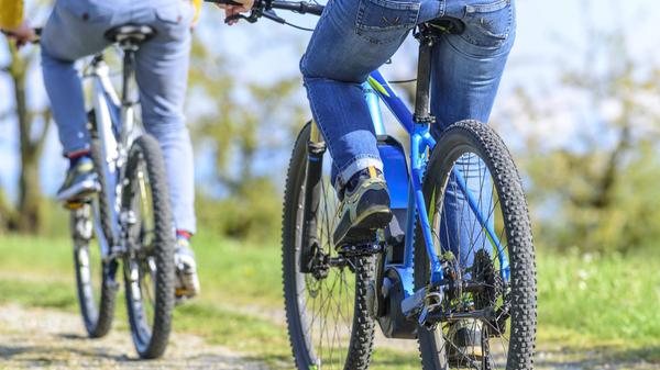 Wir haben uns in Seeham, Österreich erkundigt: "Unser Durchschnitts-Tagespreis liegt bei 30 Euro pro Rad, dieser Preis hat sich in den letzten beiden Jahren nicht erhöht. Für 2023 kann ich dies leider nicht mehr garantieren, da sich der Einkaufspreis der Räder stark nach oben bewegen wird." Es wird also, wie fast alles, teurer werden. In Seekirchen kostet der E-Bike Verleih 35 Euro am Tag – "gleicher Preis wie letztes Jahr", so der TVB.