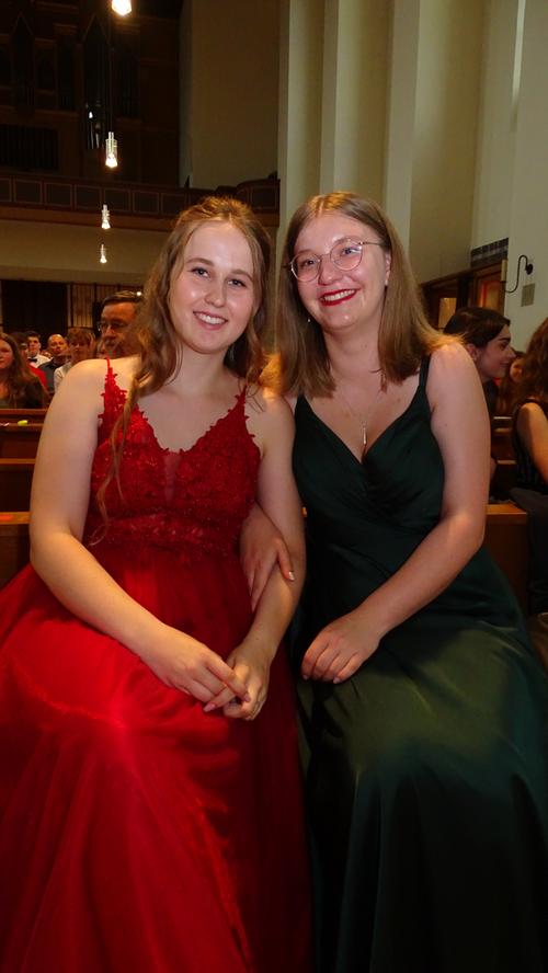 Da strahlen zwei um die Wette. Denn diese beiden jungen Damen haben das beste Abitur dieses Jahrgangs geschrieben: Lea-Sophie Lechner (links) aus Wettelsheim mit 1,0 und Annika Hüttinger aus Osterdorf mit 1,1.