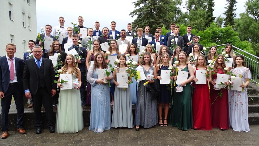 Stolze 40 junge Menschen haben in der Senefelder Schule in Treuchtlingen das Abitur bestanden. Vorne links: Oberstufenbetreuer Dirk Badelt und Schulleiter Stefan Reutner.