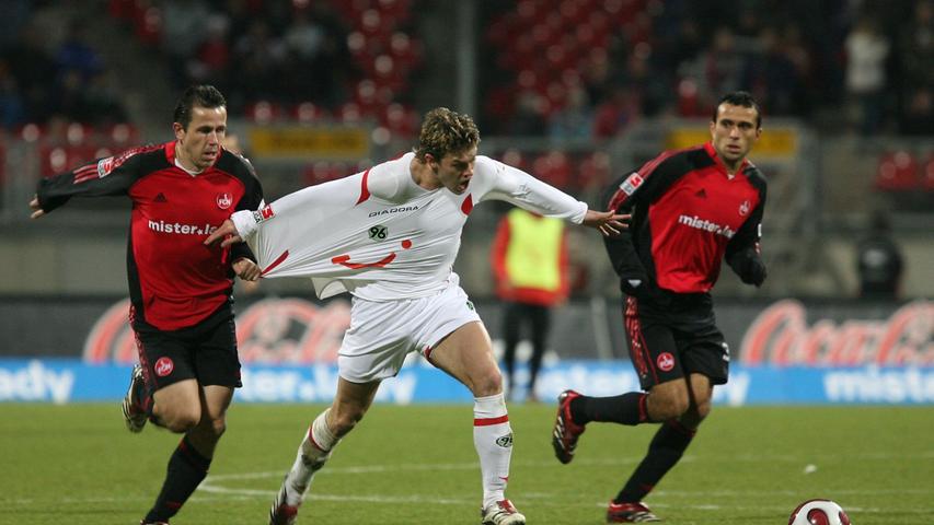 2006/07 behält der Club gegen 96 gleich dreimal die Oberhand: Tomas Galasek versucht alles, um Hanno Balitsch (damals noch Hannoveraner) zu stoppen. Im Dezember 2006 gewinnt der FCN zuhause 3:1. "Mitläufer" Joe Mnari besiegelt in der Nachspielzeit per verwandeltem Handelfmeter den gelungenen Hinrunden-Abschluss. Und auch Mitte Mai 2007 – eine Woche vor dem spektakulären Pokal-Sieg gegen Stuttgart im Berliner Olympiastadion – wird Hannover zum Formbeschleuniger. Durch ein 3:0 am letzten Bundesliga-Spieltag nehmen Galasek & Co. rechtzeitig vor dem rasanten Duell wieder Fahrt auf. Nach vier sieglosen Spielen bringt Marek Mintal den Club auf die Siegerstraße. Wenig später trainiert Marco Engelhardt ebenfalls den erfolgreichen Torabschluss. Während Hannover am Aluminium und am glänzend aufgelegten Ex-96er Raphael Schäfer verzweifelt, setzt Ivica Banovic mit dem Schlusspfiff den Schlusspunkt. Die Roten verpassen den Einzug in den UI-Cup, der Club fährt mit frischem Selbstvertrauen nach Berlin. 2006/07 behält der Club gegen 96 gleich dreimal die Oberhand: Tomas Galasek versucht alles, um Hanno Balitsch (damals noch Hannoveraner) zu stoppen. Im Dezember 2006 gewinnt der FCN zuhause 3:1. "Mitläufer" Joe Mnari besiegelt in der Nachspielzeit per verwandeltem Handelfmeter den gelungenen Hinrunden-Abschluss. Und auch Mitte Mai 2007 – eine Woche vor dem spektakulären Pokal-Sieg gegen Stuttgart im Berliner Olympiastadion – wird Hannover zum Formbeschleuniger. Durch ein 3:0 am letzten Bundesliga-Spieltag nehmen Galasek & Co. rechtzeitig vor dem rasanten Duell wieder Fahrt auf. Nach vier sieglosen Spielen bringt Marek Mintal den Club auf die Siegerstraße. Wenig später trainiert Marco Engelhardt ebenfalls den erfolgreichen Torabschluss. Während Hannover am Aluminium und am glänzend aufgelegten Ex-96er Raphael Schäfer verzweifelt, setzt Ivica Banovic mit dem Schlusspfiff den Schlusspunkt. Die Roten verpassen den Einzug in den UI-Cup, der Club fährt mit frischem Selbstvertrauen nach Berlin.