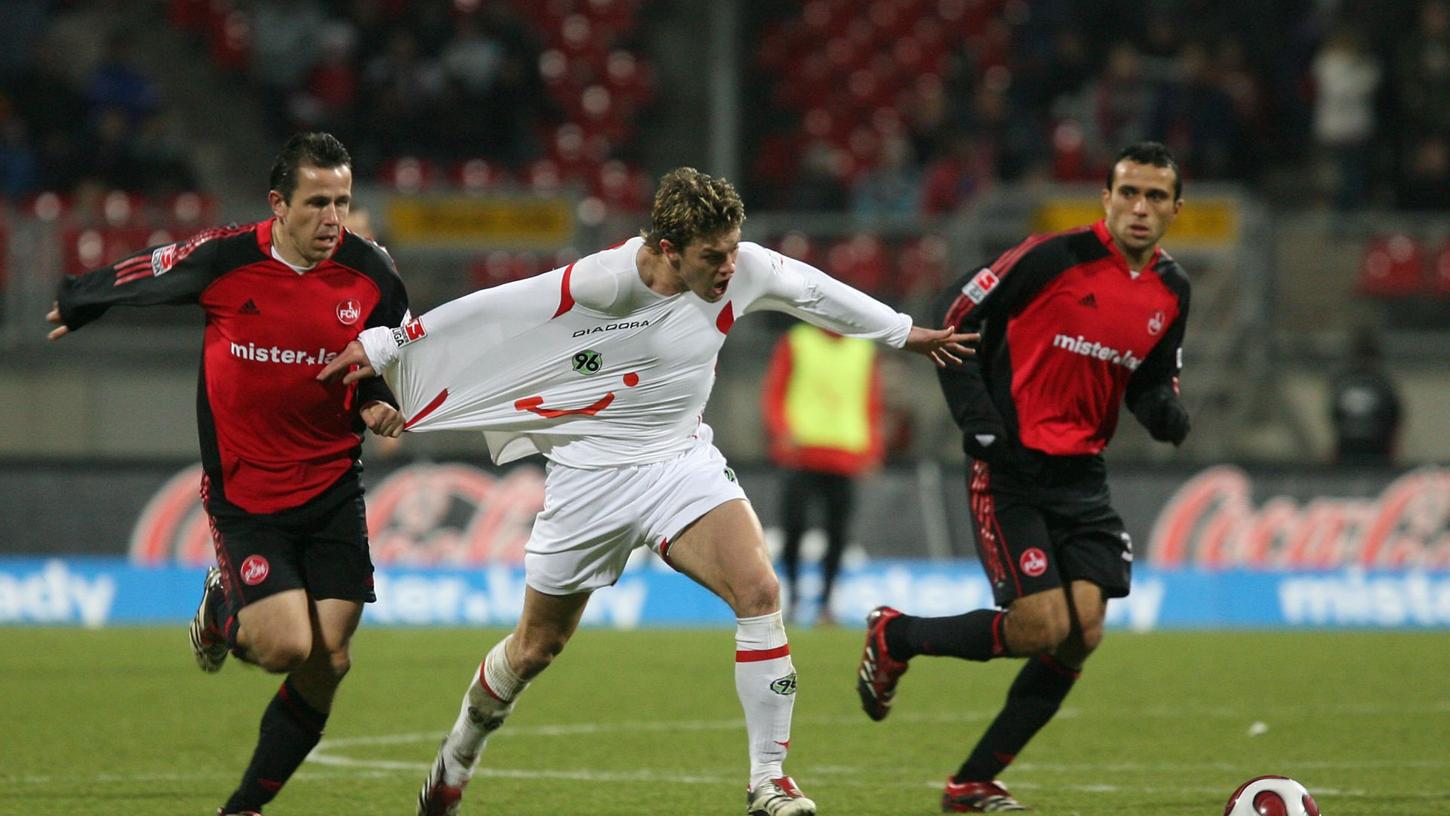 Hier ist er noch für Hannover im Einsatz, bis 2014 trägt er das rot-schwarze Trikot: Hanno Balitsch.