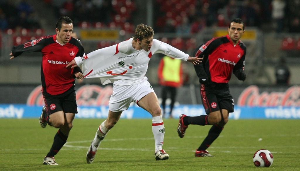 2006/07 behielt der Club gleich dreimal gegen 96 die Oberhand: Tomas Galasek versucht alles, um Hanno Balitsch (damals noch im Hannoveraner Dress) zu stoppen und testet dabei die Reißfestigkeit des Trikots.