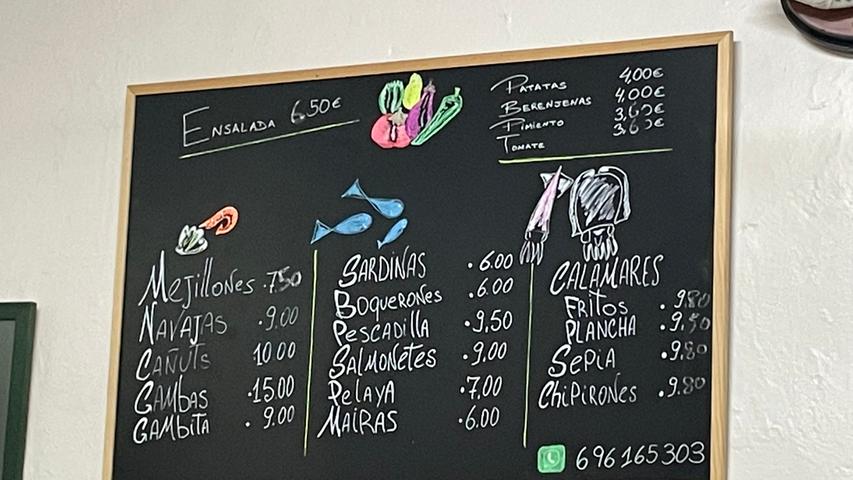 Die Tafel an der Wand muss genügen: Die Speiseauswahl in einem der kleinen, familiengeführten Restaurants in Barceloneta.