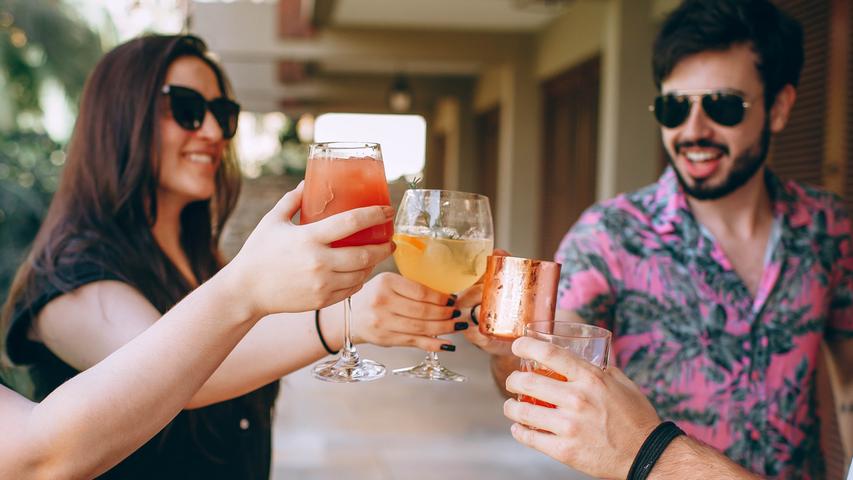 Ob allein oder in der Gruppe, viele Bars laden Dich zum Daydrinking ein.
