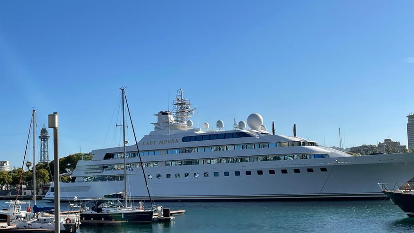 Kein Mangel an Luxusjachten herrscht im Port Vell von Barcelona. Die Lady Maura ist einer der größten privaten Megayachten und gehört Nasser ar-Raschid, einem saudi-arabischen Milliardär.