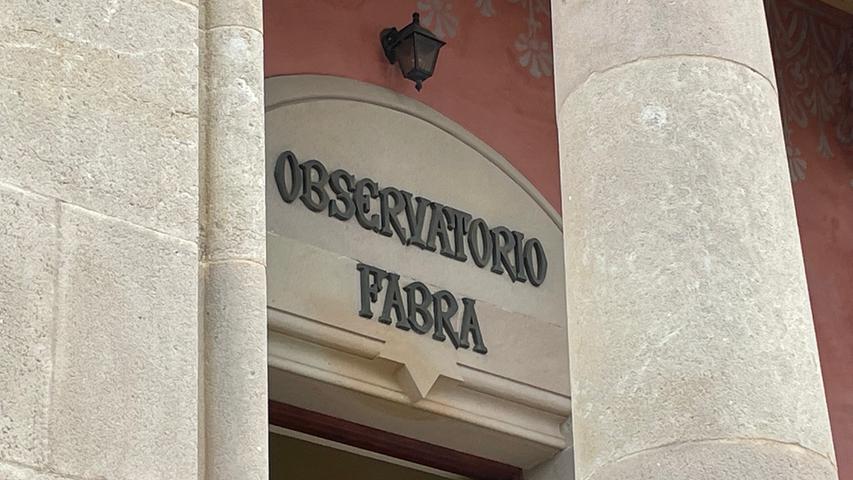Der Eingang zum Fabra-Observatorium, das auf 415 Meter Höhe über dem Meerspiegel am Hausberg Barcelonas, dem Tibidabo, liegt.
