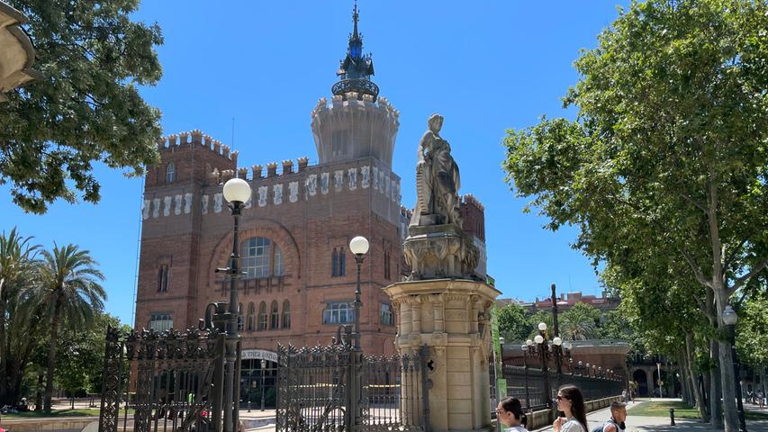 Der Parc de la Ciutadella - hier befindet sich auch der Eingang zum Zoo von Barcelona - und das Gebäude des katalonischen Parlaments, ist auch im Sommer gut besucht, auch wenn es schattigere Plätzchen in der Stadt gibt.