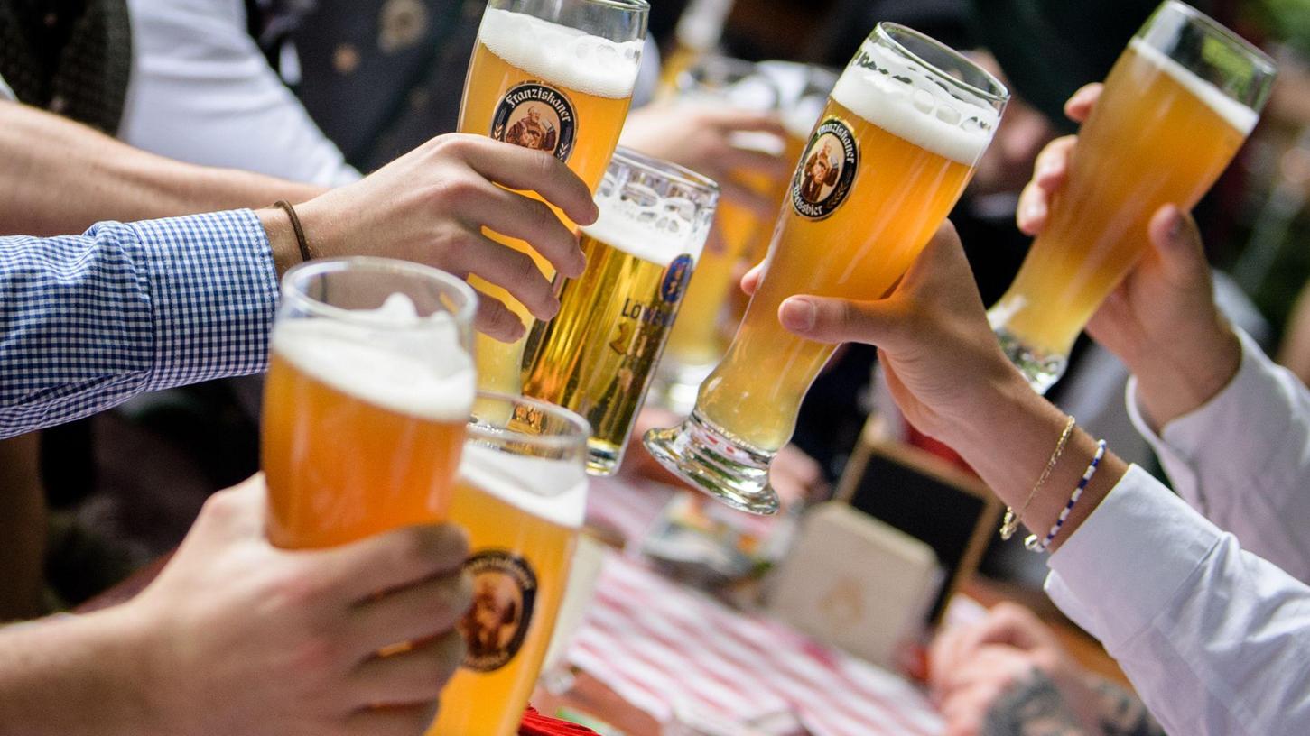 Kühle Getränke im Biergarten tun der Seele gut - doch wo kann man das in und um Regensburg besonders gut genießen? Wir verraten, welche Biergärten einen Besuch wert sind.