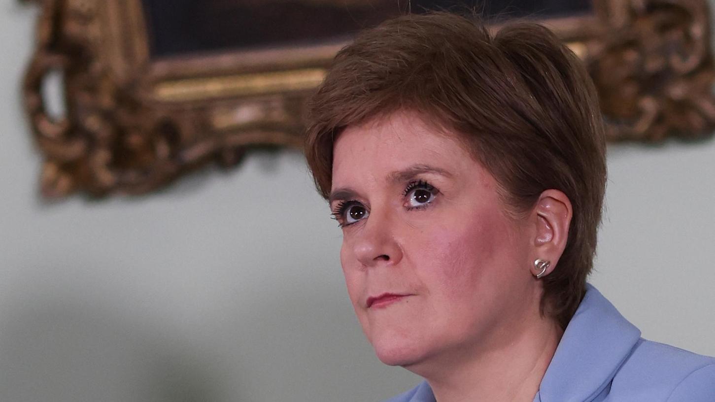 Nicola Sturgeon, Ministerpräsidentin von Schottland, spricht auf einer Pressekonferenz anlässlich der Veröffentlichung eines neuen Papiers zur schottischen Unabhängigkeit im Bute House. 