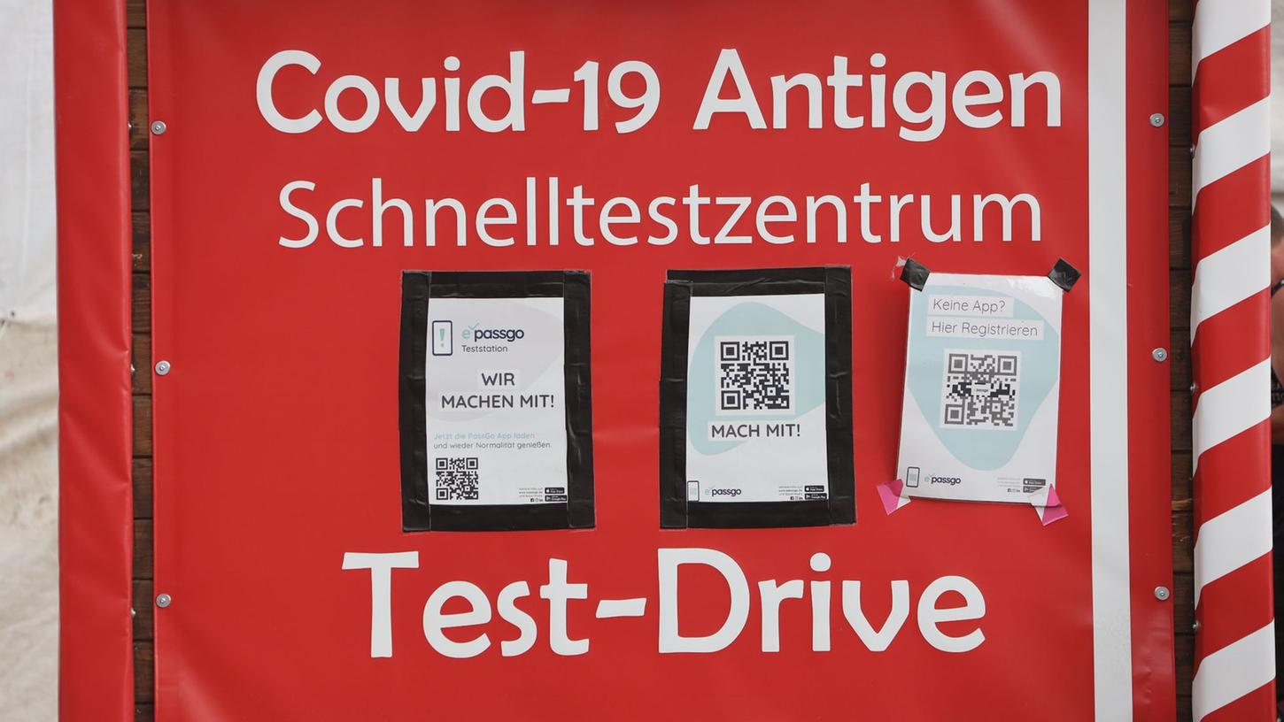 Um Geld zu sparen, sollen ab Juli die kostenlosen Corona-Tests größtenteils abgeschafft werden.
Um Geld zu sparen, sollen ab Juli die kostenlosen Corona-Tests größtenteils abgeschafft werden.