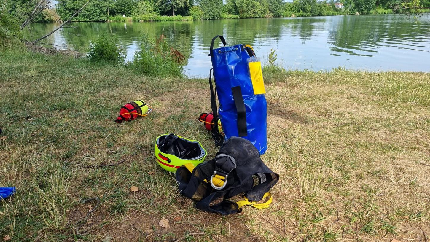 Taucher der Feuerwehr Erlangen brachten den Mann ans Ufer.