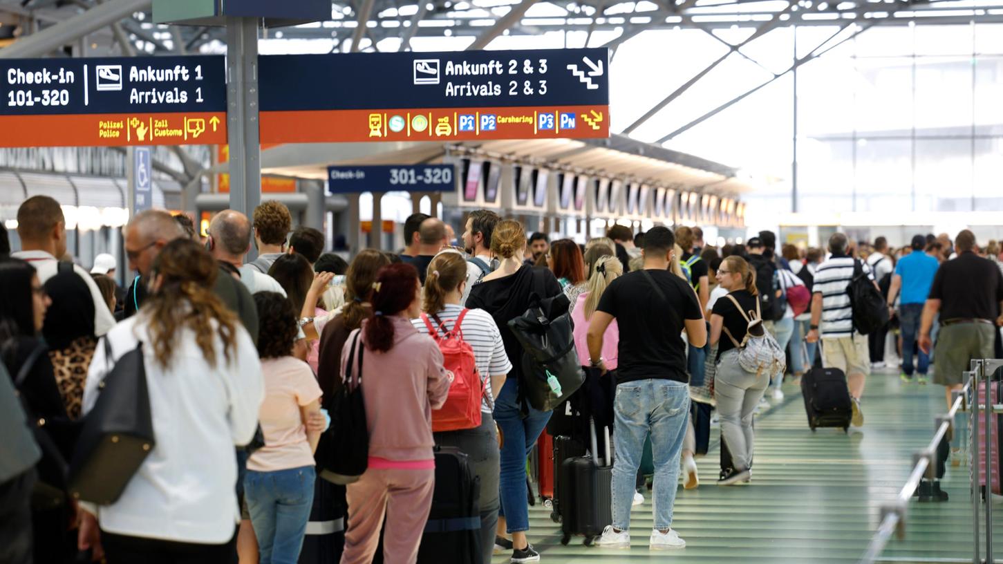 In der Pandemie haben viele Flughäfen und Airlines Personal abgebaut und konnten die nun fehlenden Stellen nicht rechtzeitig wieder auffüllen. (Imagebild)