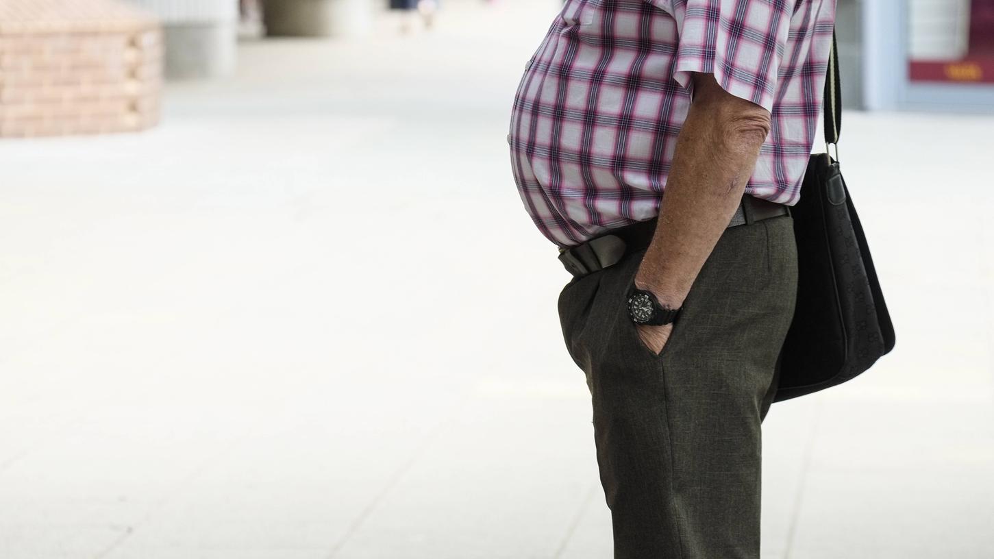 Von einem Bierbauch spricht man, wenn sich besonders viel Fett in der Bauchgegend sammelt.