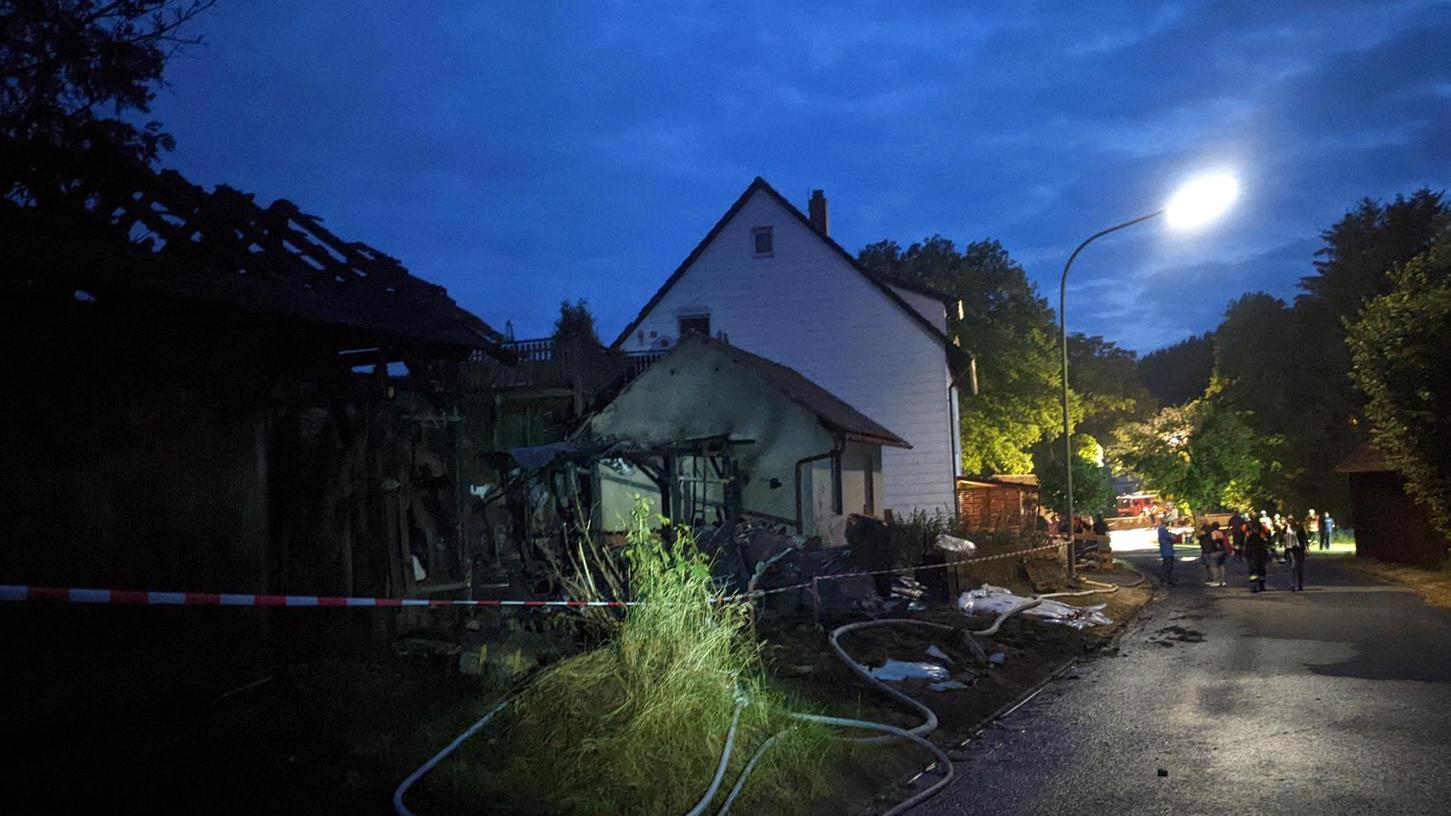 Zwei Scheunen brannten nieder, das Wohnhaus konnte gerettet werden.