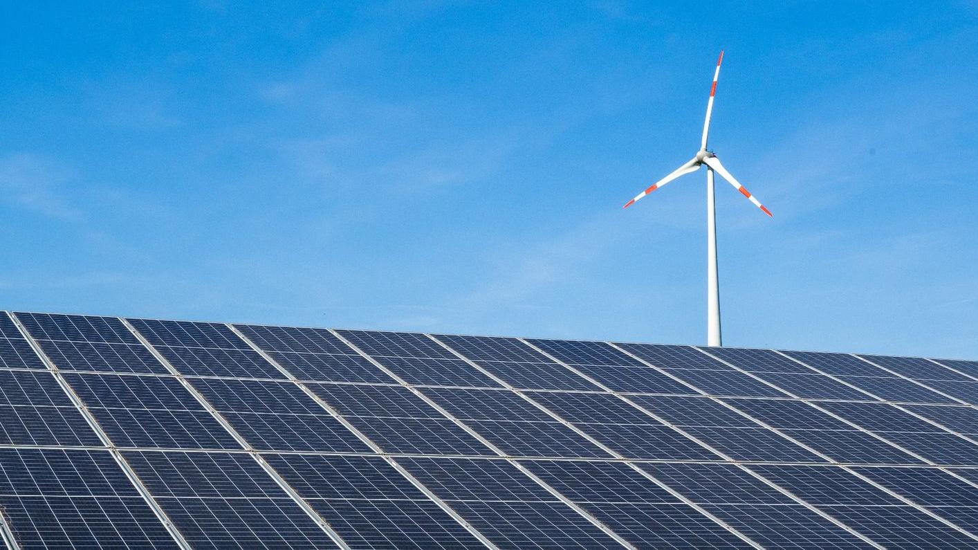 Ein Windrad hinter einem Solarfeld. Ab dem 1. Juli müssen Stromkunden die Förderung des Ökostroms nicht mehr über die Stromrechnung zahlen. Ein Windrad hinter einem Solarfeld. Ab dem 1. Juli müssen Stromkunden die Förderung des Ökostroms nicht mehr über die Stromrechnung zahlen.