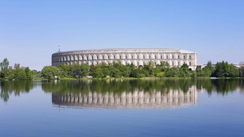 Zentraler, dominanter Bau in Nürnbergs Südosten: Die Kongresshalle spiegelt sich im großen Dutzendteich. Auf der hier gezeigten Südseite sprechen ökologische Gründe gegen das Interim. Hier brüten u.a. Vögel, das Ufer ist naturnah.