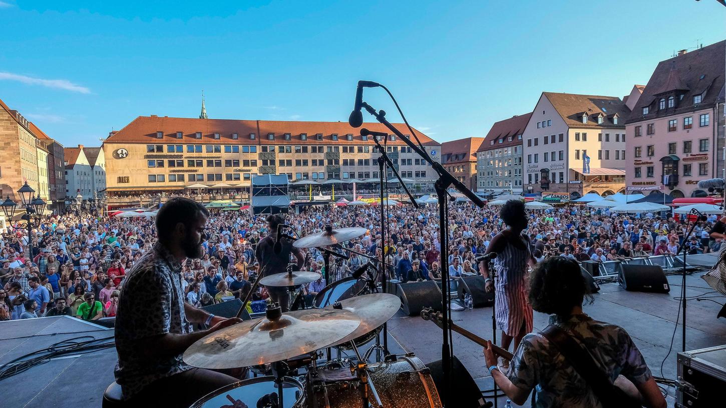 Zehntausende Menschen kommen am Wochenende des Bardentreffens in Nürnberg zusammen, um Musik aus aller Welt live und kostenlos zu erleben. In Nürnberg macht man sich viele Gedanken um die Nachhaltigkeit solcher Veranstaltungen.
Zehntausende Menschen kommen am Wochenende des Bardentreffens in Nürnberg zusammen, um Musik aus aller Welt live und kostenlos zu erleben. In Nürnberg macht man sich viele Gedanken um die Nachhaltigkeit solcher Veranstaltungen.