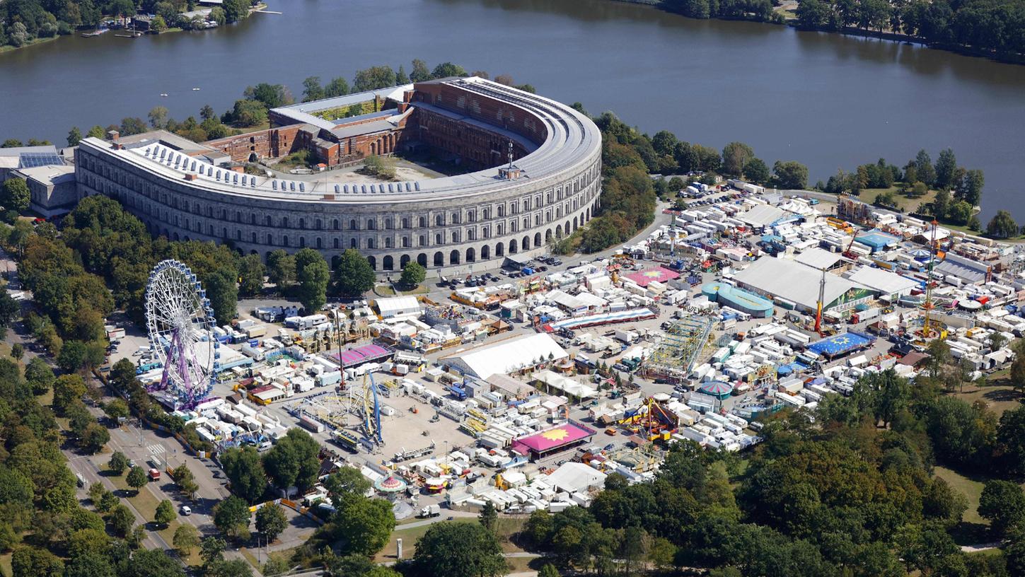 Die Kongresshalle mit dem Herbstvolksfest - eine Aufnahme von 2015. Die Volksfestwache muss jetzt aus dem Rundbau Richtung Dutzendteich umziehen.